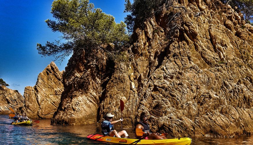 Kayak de mar en la Costa Brava: explora calas escondidas y vive una aventura inolvidable